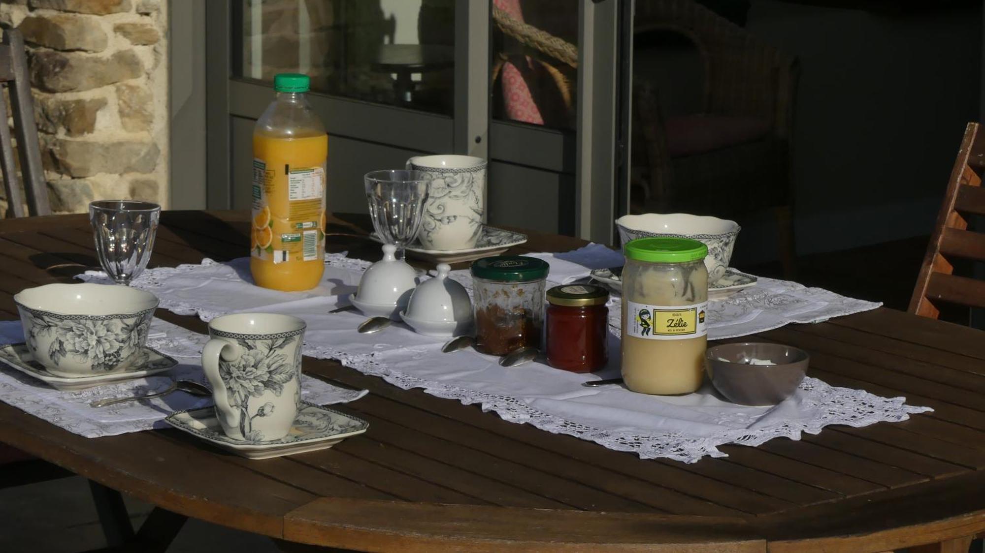 La Petite Lande Bed & Breakfast Menil Bagian luar foto