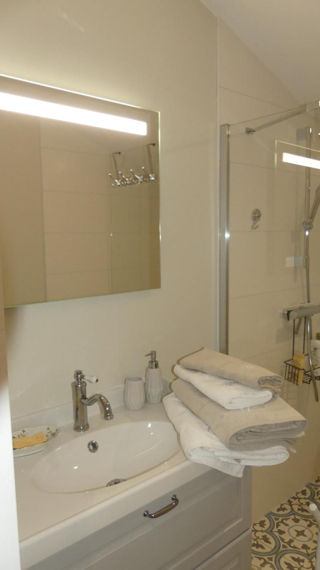 La Petite Lande Bed & Breakfast Menil Bagian luar foto