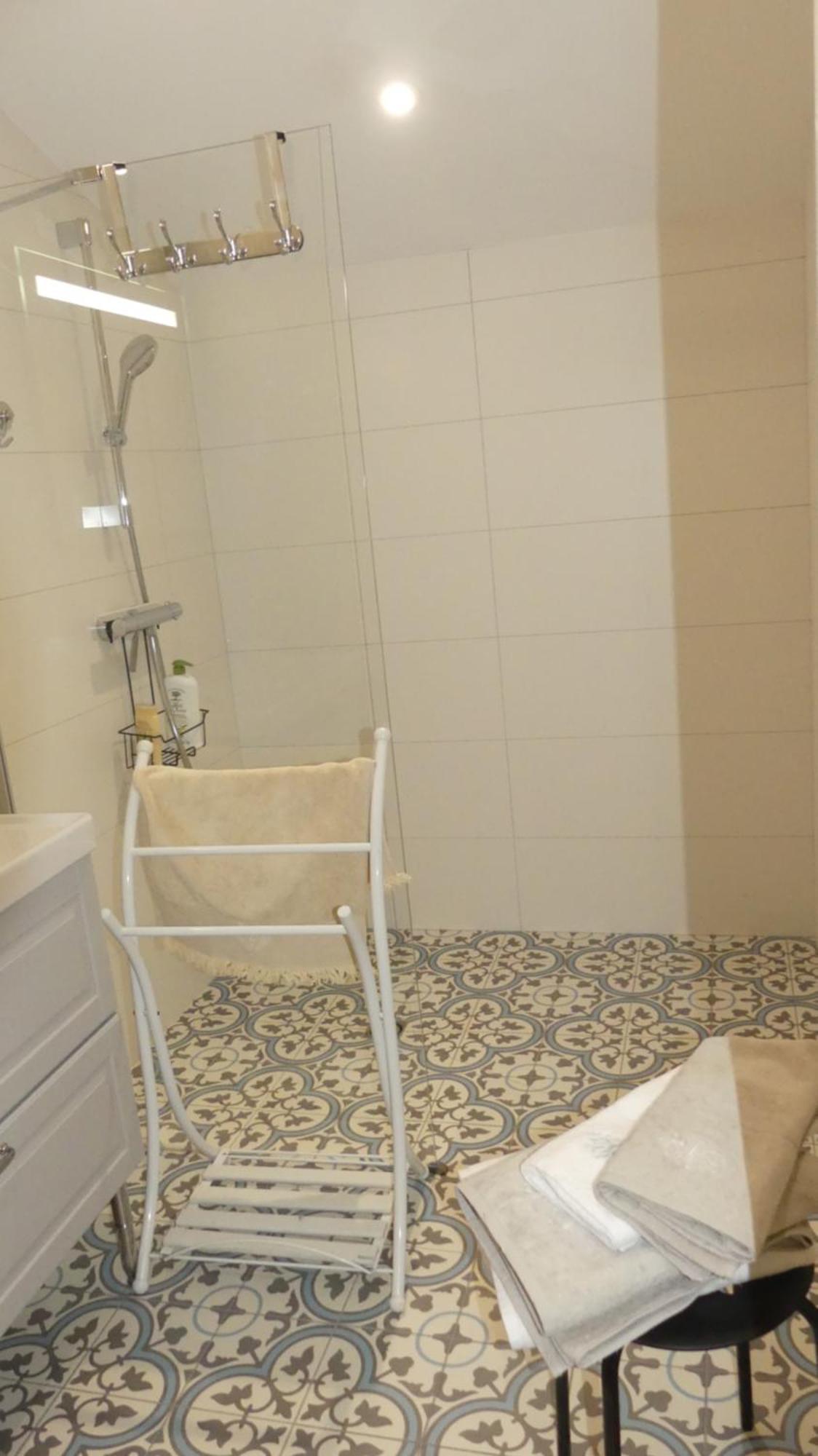 La Petite Lande Bed & Breakfast Menil Bagian luar foto