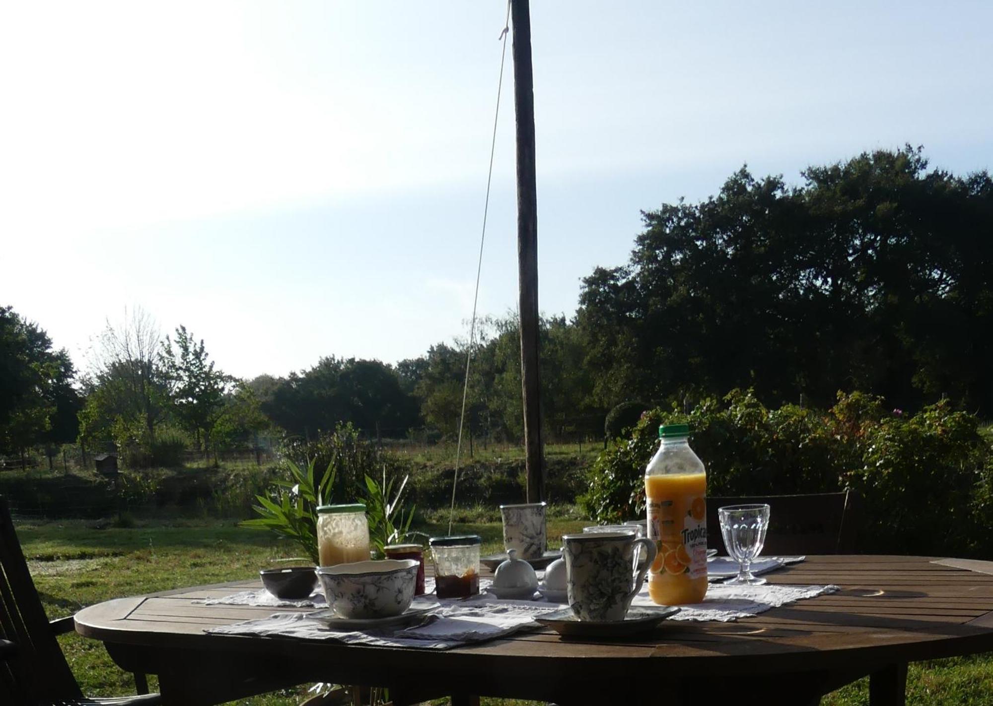 La Petite Lande Bed & Breakfast Menil Bagian luar foto