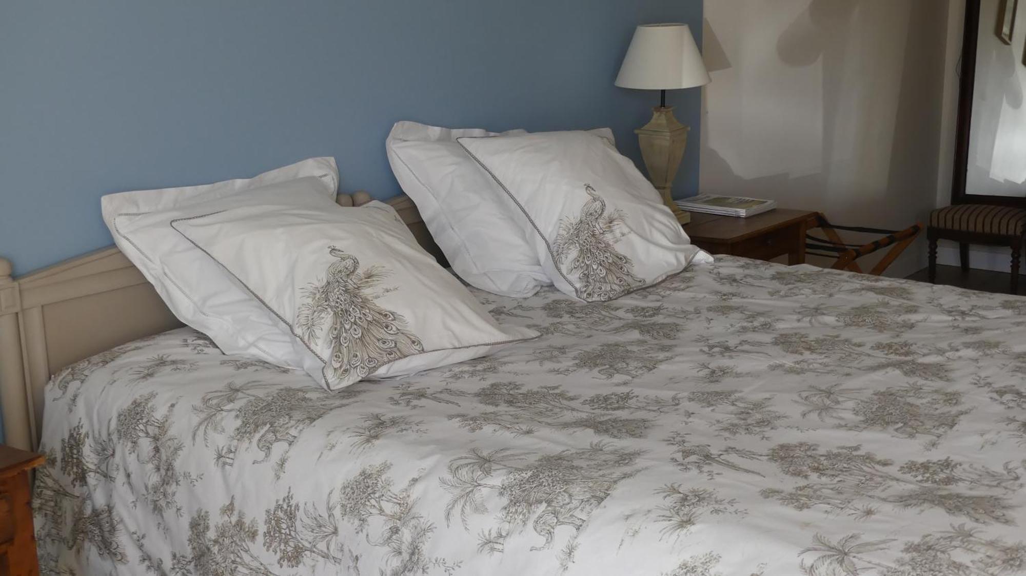 La Petite Lande Bed & Breakfast Menil Bagian luar foto
